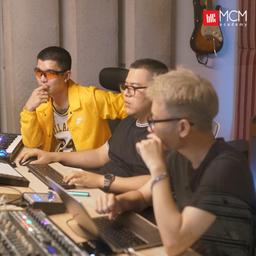 Become the leader of a music party with a DJ course from MCMA! - 1