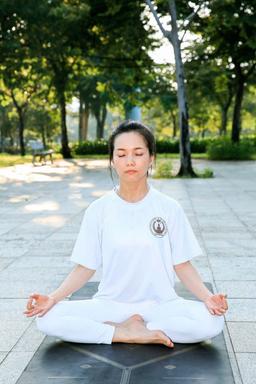 Yoga Connecting Cultures: Vietnamese Teacher Teaching Yoga to Koreans in Korean - 0