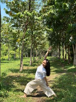 Yoga Connecting Cultures: Vietnamese Teacher Teaching Yoga to Koreans in Korean - 1