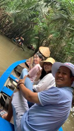 English-Speaking Tour Guide – The Perfect Companion for Every Journey - 1