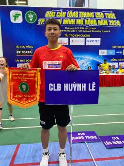Learning badminton with a coach who has 7 years of experience. - 2